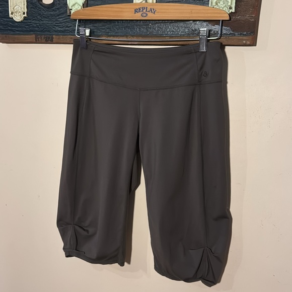 Lululemon Bermuda Side Gathered Yoga Shorts Size 6 - Picture 3 of 14